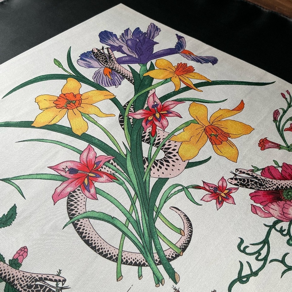 Authentic Gucci 100% Silk Scarf Floral Botanical Snake Print Black Border Italy - Picture 6 of 12